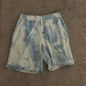  shorts och t-shirt - Från SHEIN  Går att köpa separat (skriv till mig isf så pratar vi om priset då) 