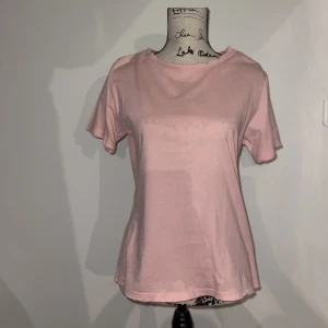 🌸Rosa T-shirt🌸 - En väldigt skön t-shirt, ”trasig” i kanterna som på halsen, armarna och längst ner på tröjan!  Använd några gånger, men i väldigt fin skick 