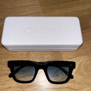 Hej säljer mina helt nya chimi solglasögon eftersom jag inte har användning till dem. Modellen heter Chimi 04 Lab 22, Nypris 1400. Säljs inte längre på grund av att de va en 2022 modell.   Condition- 10/10