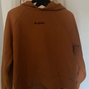 Orange Hoodie  - Fin orange hoodie med text. I storlek Xs. Köpt från GinaTricot 