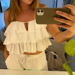 Volangtopp - Jättefin vit croppad volangtopp💕