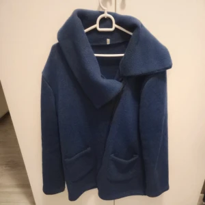 Mörk blå vår jacka - Super snygg vårjacka!☀️ andvänd men i gott skick. Vet tyvärr inte vilket märke det är🌸 Det står att de är strl L men skulle säga att det är M, men sitter super fint på kroppen. Pris kan alltid diskuteras💕