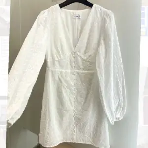 Super fin vit klänning som passar perfekt till student eller sommaren.