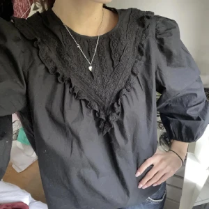 Blus - Supergullig blus från & other stories. Endast använd två ggr, i nyskick💘