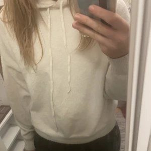 Stickad hoodie - Stickad hoodie som e super mjuk, sparsamt använd och kommer inte till användning längre. Köparen står för frakt👍