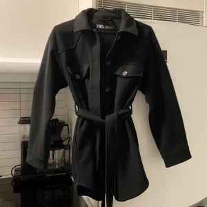 Vårjacka - Säljer en skjortjacka från Zara. Den går ner strax över rumpan. Mycket gott skick!!😊