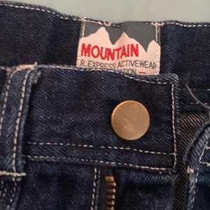 Mörk blåa jeans  - Mörk blå jeans medvSimpla detaljer 