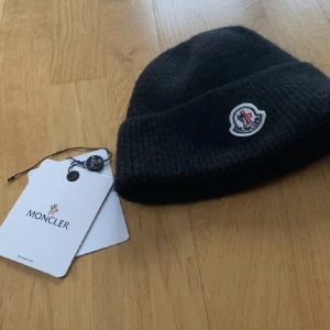Moncler mössa  - Säljer moncler mössa såklart äkta  Tags finns  Skriv för prisförslag  Kan ta emot byten!!!