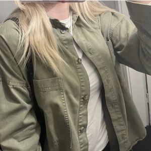 Grön jacka  - Perfekt till våren! ( första bilden är lånad) privat för fler bilder🫶🏻