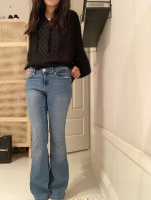 Vero Moda jeans! - Ett par lådliknande vero Moda jeans som är i superbra skick som jag säljer pga har tröttnat på de!❤️