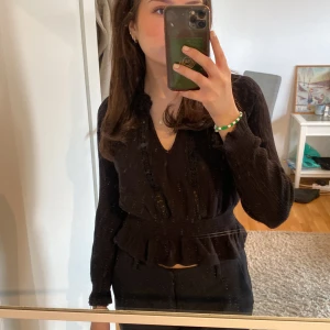 Svart blus - En svart blus från h&m som inte längre används och har inga slitningar!!