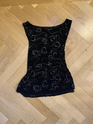 Y2k topp - Jätte snygg festligare topp med guld-glitter. Rakare i passformen, stretchigt material, storlek m skulle jag uppskatta det till. 