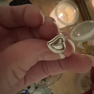 YSL örhängen  - Säljer mina söta örhängen från YvesSaintLaurent, självklart äkta. Bevis på detta medföljer. 