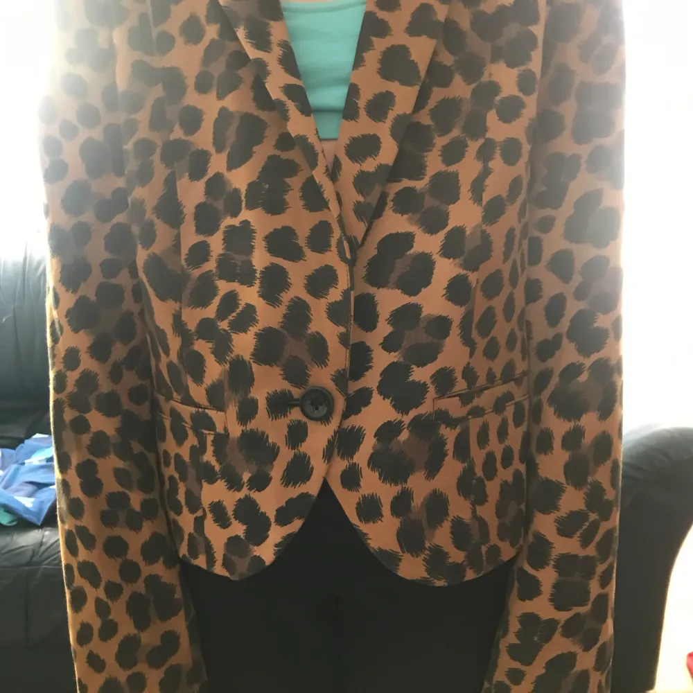 Mönstrad kavaj från H&M. I ganska bra skick.. Takit.