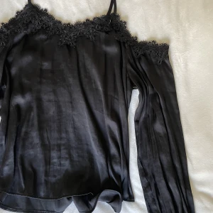 Blus satin  - Classy blus i svart satin liknande material. Från Ginatricot, nästan aldrig använd i fint skick. Stl 34 
