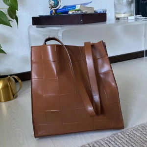 Vävd hansväska - Snygg handväska i lagom storlek. Det ända tecknet på användning syns på en liten bit av ena axelbandet (bild 3).