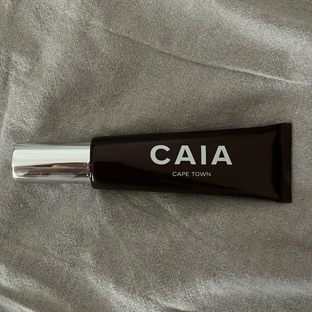 Säljer denna Caia liquid bronzer. Endast testad en gång, frakt tillkommer! 🤎. Övrigt.