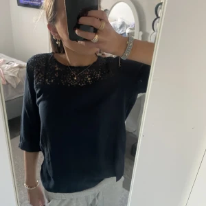 Blus - Mörkblå blus, köparen står för frakt 💕