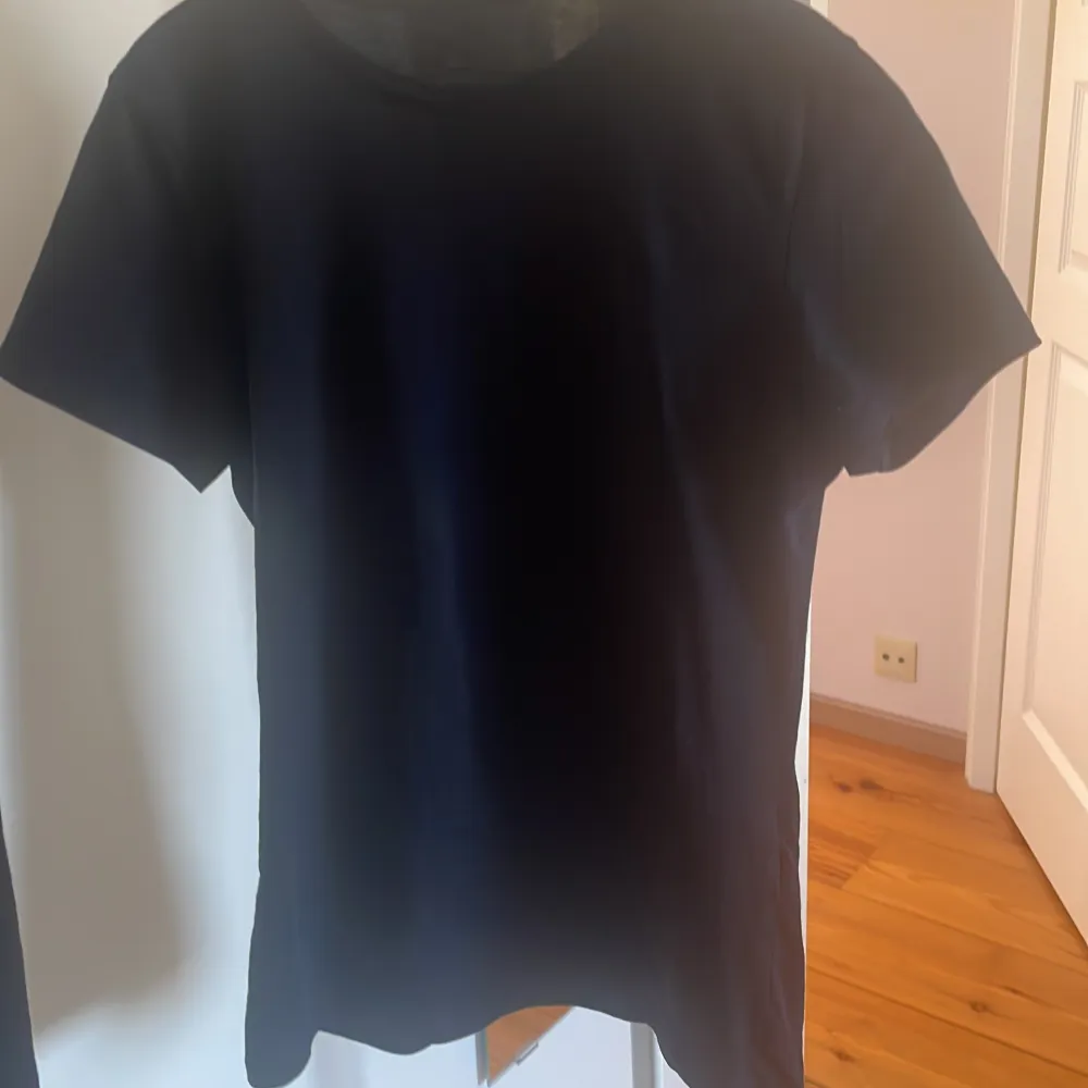 Mörkblå intimissimi tröja som är alldeles ny. Säljer denna för att den inte sitter som mina andra tröjor från intimissimi. Den är alltså lite större och jag skulle säga att den är i storlek M fast det står S. (Obs köparen får också betala frakt). T-shirts.