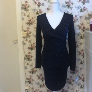 Klänning  - Blå glittrig klänning från H&m 🌌✉️