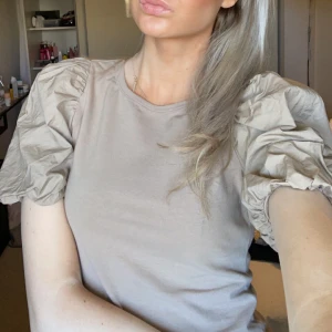 Söt topp - Jätte fin beige sommartopp!! Med volang vid både axlarna! Perfekt nu till sommaren när de börjar bli varmare!💞💞