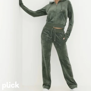 Juicy Couture Set - Hej! Jag funderar på att sälja mitt juicy sett, skriv ifall du vill ha med bilder på settet. ❤️❤️ byxorna är i storlek XXS och tröjan XS❤️