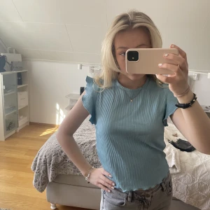 Turkos topp💙 - Tryck gärna på ”KÖP NU”. Jättesöt turkos topp som aldrig kommit använts så den är i toppskick💚jättefin färgklick i garderoben och till sommaren💙 från zara