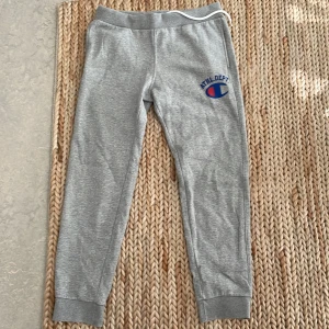 Mjukisbyxor  - Grå Mjukisbyxor från Champion i storlek M