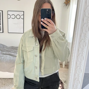 jeansjacka  - Jättefin ljusgrön jeansjacka!!❤️‍🔥Pris kan diskuteras❤️‍🔥 