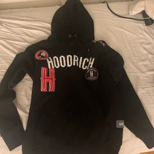 Hoodrish hoodie - Säljer min svarta hoodrich hoodie pga att den aldrig kommer till användning, som nyskick