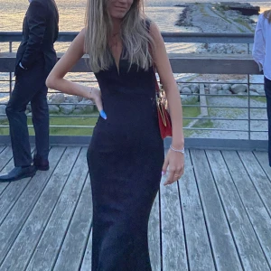 Långklänning  - Säljer denna otroligt fina långklänningen jag hade i 3:an på min bal. Den har spets över bröstet och sitter fint över kroppen. Är uppsydd så den passar mig som är 165 cm lång! Perfekt till någon finare tillställning  (Dm för mer bilder och mått) 