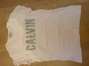 Calvin Klein T-shirt i ljusrosa med grått tryck