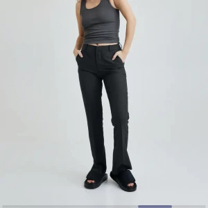 Kostymbyxor  - Svarta kostymbyxor från bikbok, använda men ändå i bra skick! Säljs för att dom är för stora för mig! Köparen står för frakt 