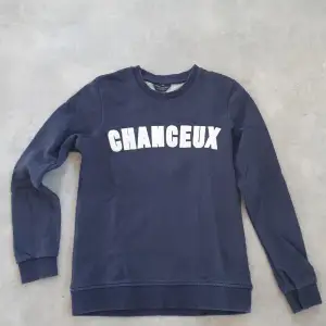 Chanceux tröja från Jack and Jones i mörkblå med vit text. Härlig kvalitet. stl S.