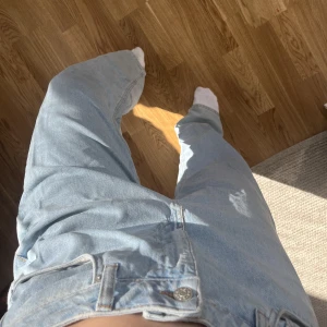 Ljusblå baggy jeans💙 - Säljer dessa från NAKD. Strl 38 men passar mig som har 34/36 om man vill att de sitter lite löst. 💙💙