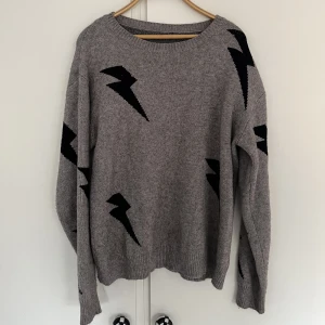 Cool stickad tröja - Cool tröja med blixtar