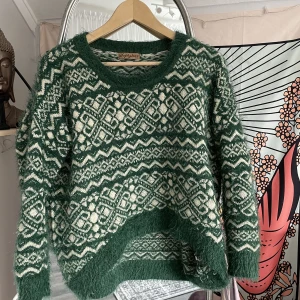 Mysig tröja i äkta ull - Säljer denna jättemysiga tröjan i äkta ull som jag tyvärr inte känner är min smak. Köparen betalar för frakten och katt finns i hem 🏠 