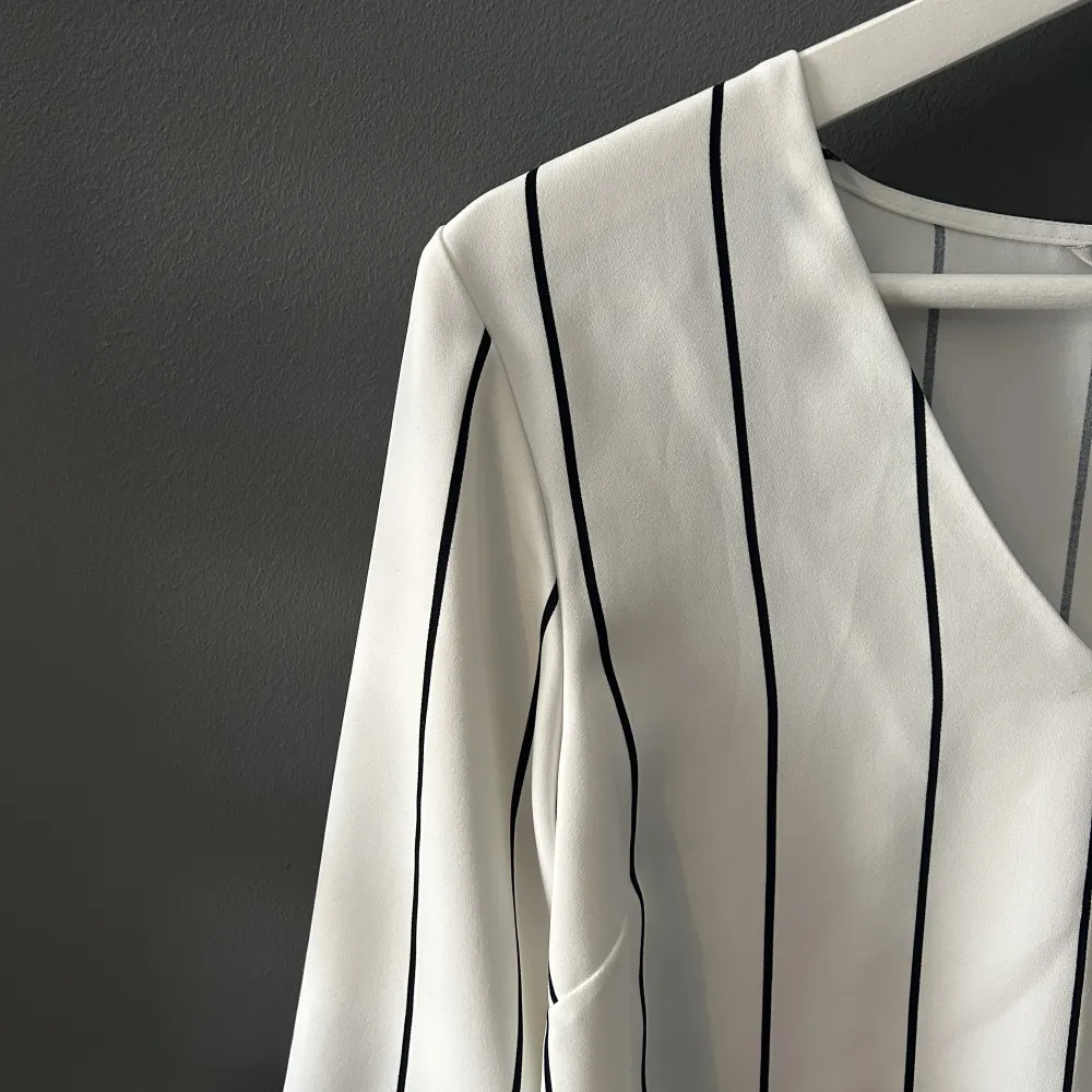 Randig blus från H&M som inte kommer till användning. Aldrig anbänd, endast provad . Puserot.