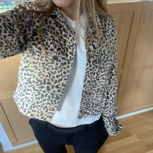 Gina tricot jeans jacka - Jeans jacka från Gina tricot i leopard mönster 🥰🥰