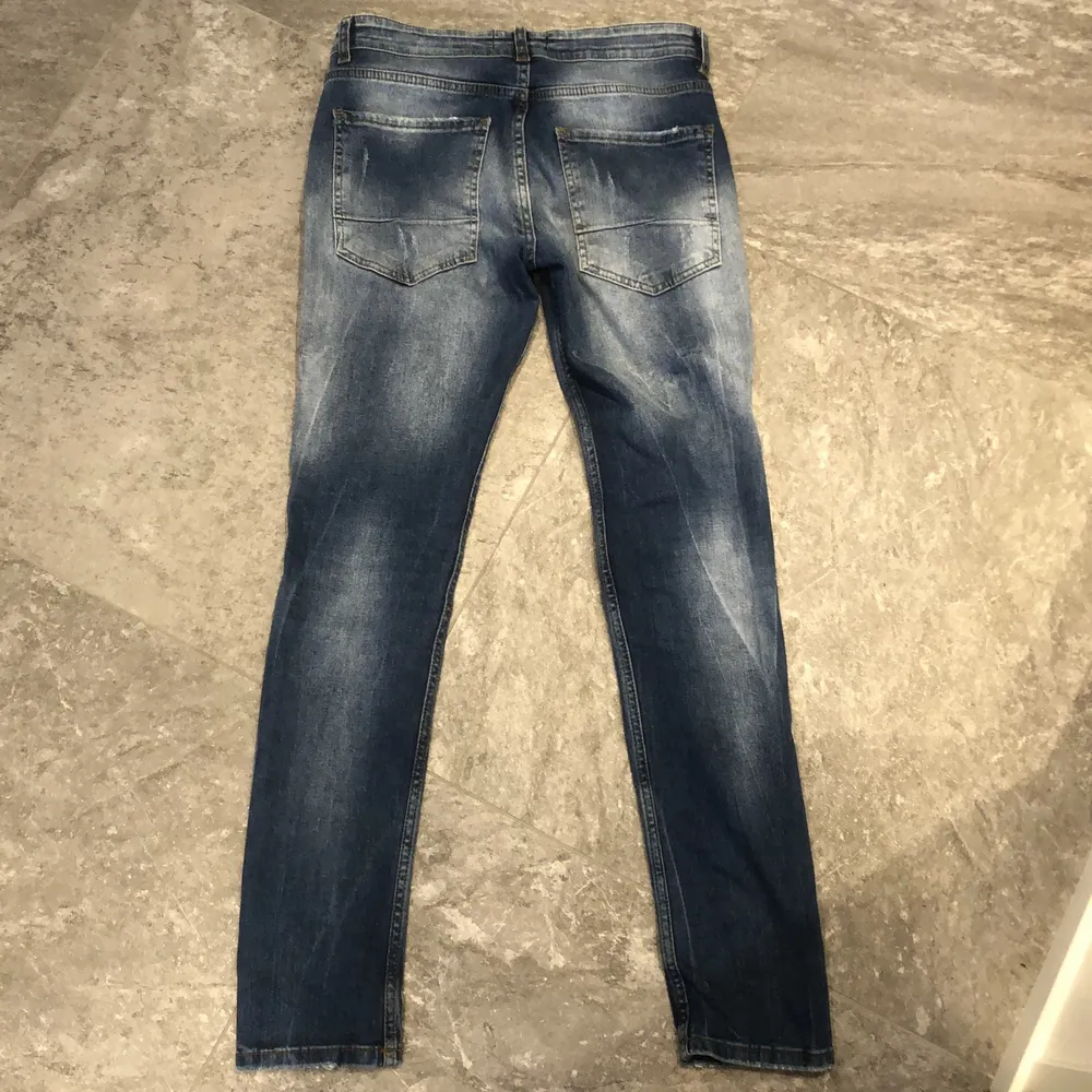 Dsquard2 jeans i storlek S  men passar även M. Har inte använt mycket så skicket på byxorna är väldigt bra . Jeans & Byxor.