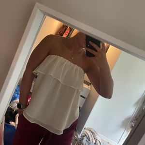 Topp  - Superfin topp i äggvit förg som är i bra skick! 