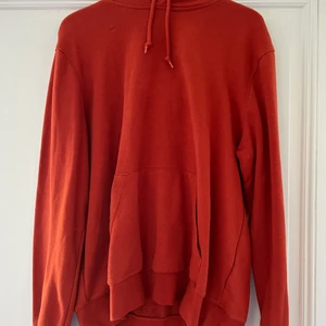 Orange/röd huvtröja - Orange-röd huvtröja med mjukt material på insidan. Den är i storlek L men har själv använt för en oversized tröja!