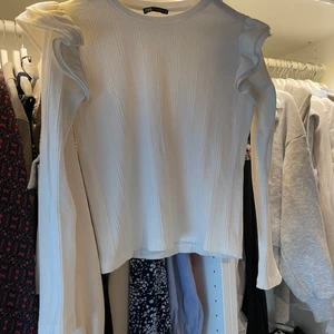 Vit tröja med Volangärm från Zara - Vit tröja med volangärm från zara. Storlek M men passar mig som vanligtvis har XS/S. Säljer för 50 kr + frakt