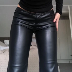 Läder low rise byxor - SKITSNYGGA läder byxor från Urban, syns inte på bilden men väldigt low rise och går ut från knäna, nypris: 679 kr säljer pga för små :( skriv privat för mer bilder 💜