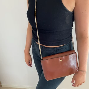 Brun axelväska  - Brun axelväska från Zara