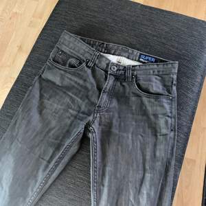 Lågmidjade jeans köpta secondhand. W30 L34. Skulle tro de är silikon på baksidan men inget som syns vanligt vis och fått bort de mesta. De är lite slitna vid hällarna, skriv för bild.💕