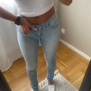 Säljer mina Levis jeans. Fint skick! Storlek W24 L32. 🤗