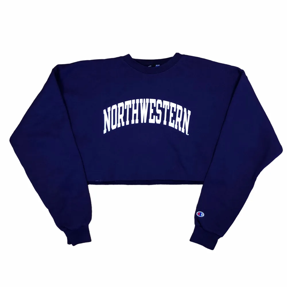 Vintage Cropped College Sweatshirt från Northwestern University. Tröjan är i storlek XL och är i bra skick. . Tröjor & Koftor.