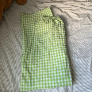 Rutiga byxor - Säljer dessa nu då de aldrig kom till användning💗