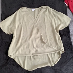 Grön blus  - Grön blus från New Yorker med hål på axlarna 